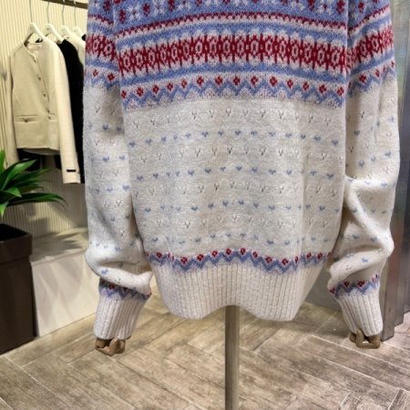 배색 패턴 라운드 니트