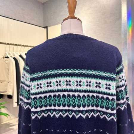 라운드 배색 패턴 니트