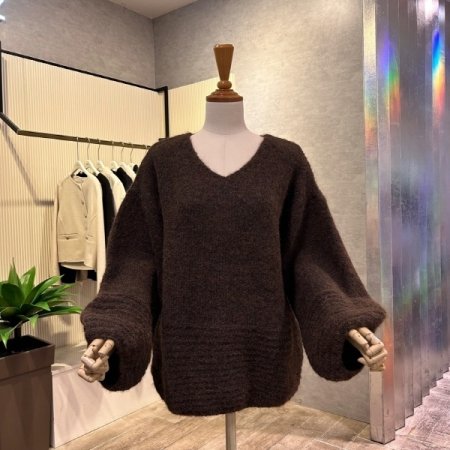 부클 박시 V넥 니트