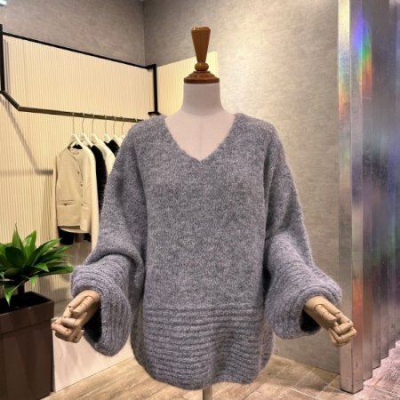 부클 박시 V넥 니트