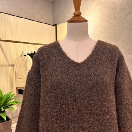 부클 박시 V넥 니트