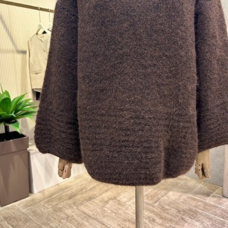 부클 박시 V넥 니트