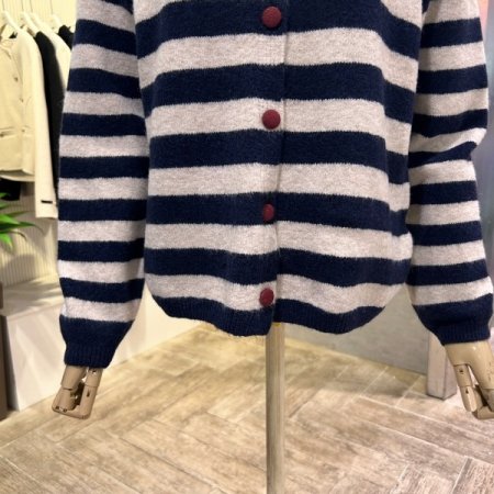 스트라이프 단추 가디건