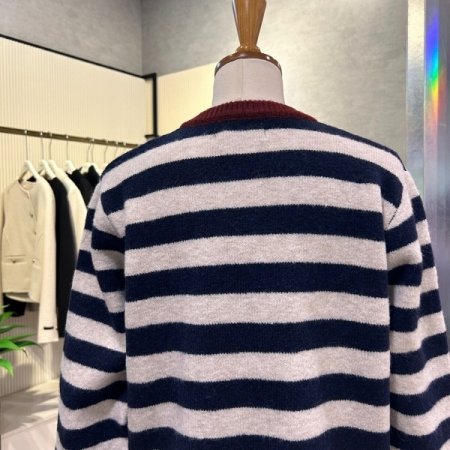 스트라이프 단추 가디건