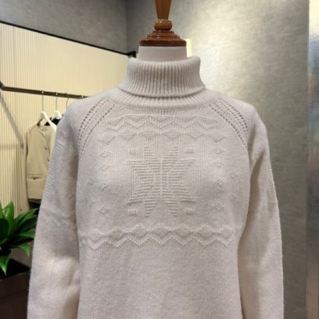 펀칭 패턴 배색 폴라 니트