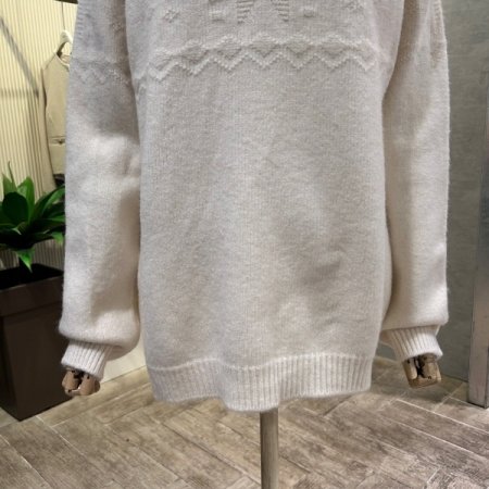 펀칭 패턴 배색 폴라 니트