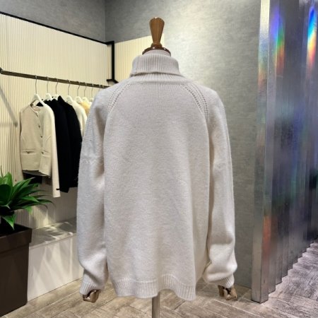 펀칭 패턴 배색 폴라 니트