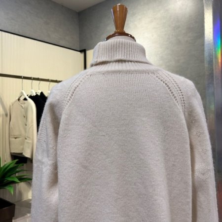 펀칭 패턴 배색 폴라 니트