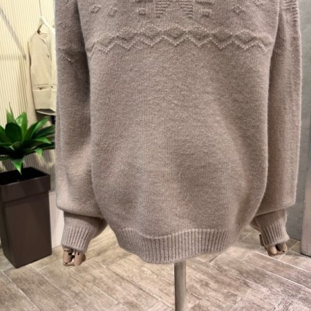 폴라 펀칭 패턴 배색 니트