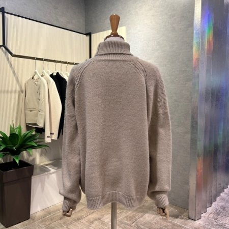 폴라 펀칭 패턴 배색 니트