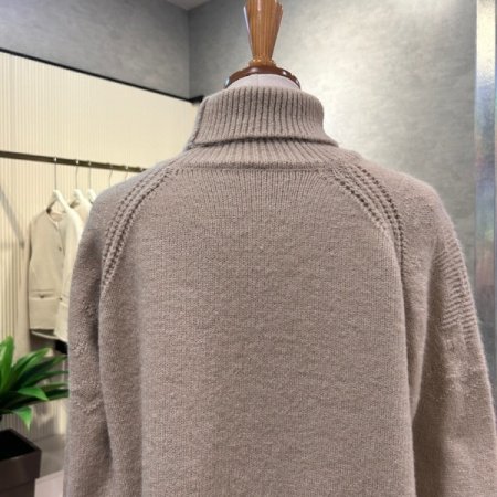 폴라 펀칭 패턴 배색 니트