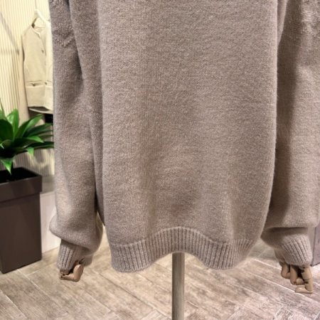 폴라 펀칭 패턴 배색 니트