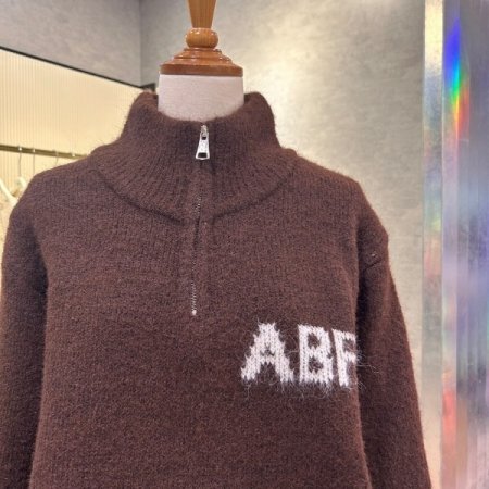 집 업 부클 레터링 박시 니트