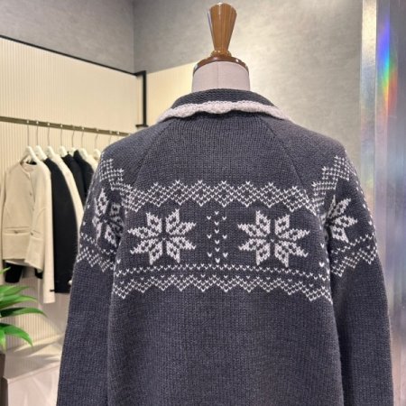 입체 배색 패턴 자수 가디건