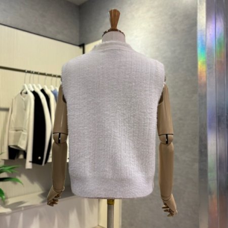 금장단추 부클 브이넥 베스트