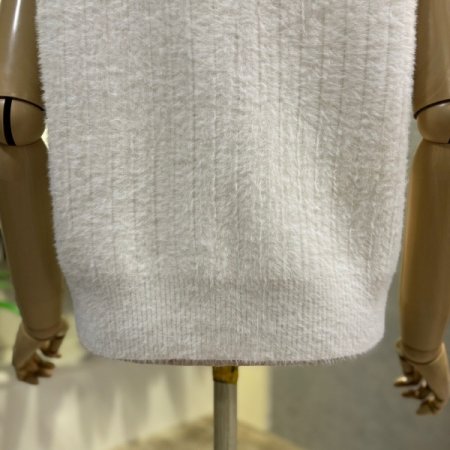 금장단추 부클 브이넥 베스트