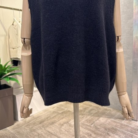 백 트임 니트 라운드 베스트