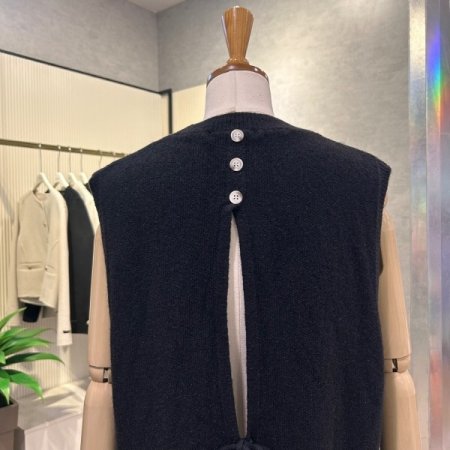 백 트임 니트 라운드 베스트