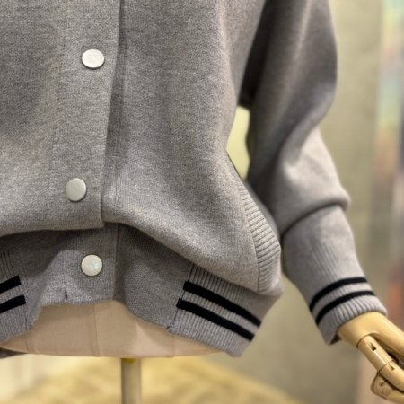 자수 마크 배색 단추 가디건