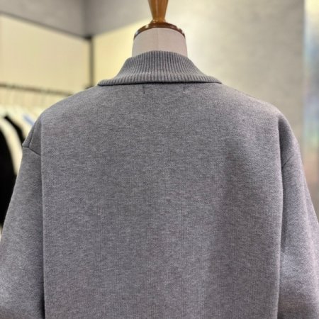 자수 마크 배색 단추 가디건