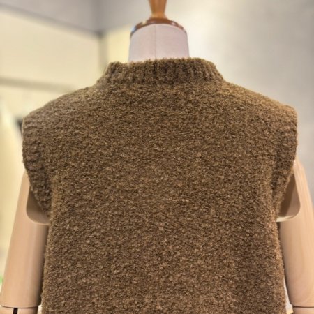 브이넥 베스트 니트