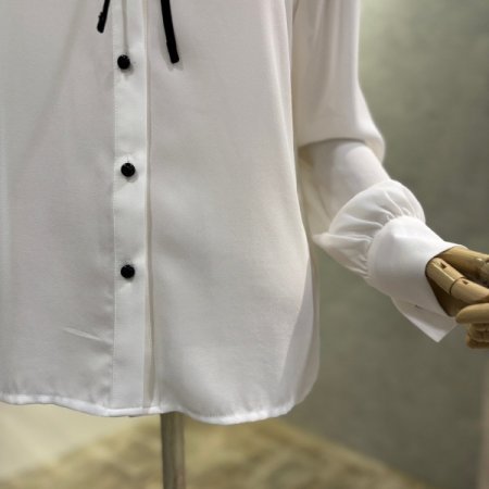 프릴 넥 리본 블라우스