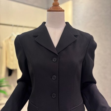 싱글 단추 라인 블랙 카라 재킷