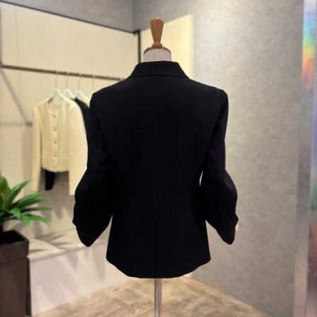 싱글 단추 라인 블랙 카라 재킷