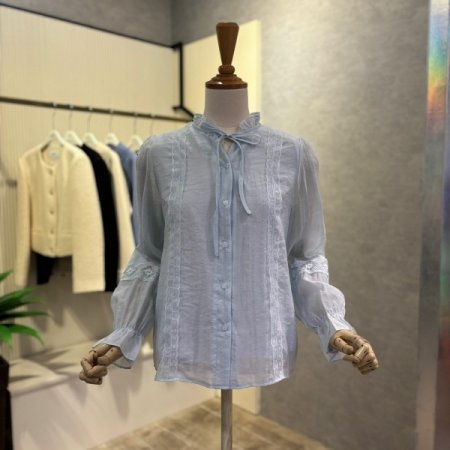 레이스 배색 프릴넥 블라우스