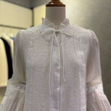 레이스 배색 프릴넥 블라우스