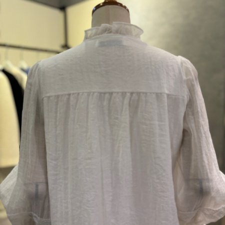 레이스 배색 프릴넥 블라우스