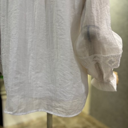 레이스 배색 프릴넥 블라우스