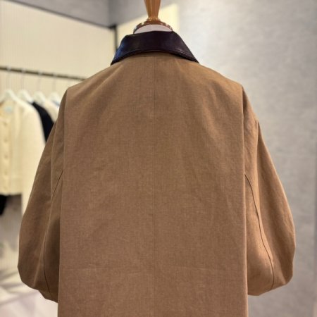 레더 배색 카라 하프 트렌치 코트