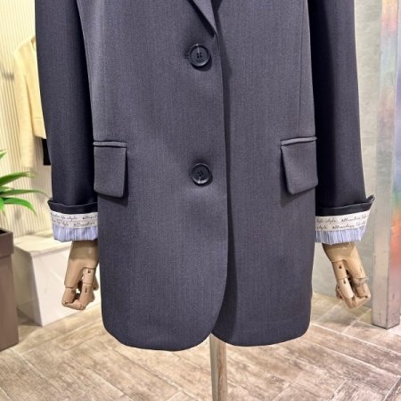 롤업 레터링 소매 백 트임 자켓