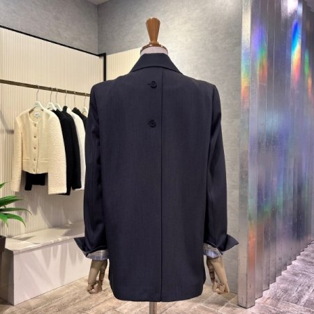 롤업 레터링 소매 백 트임 자켓