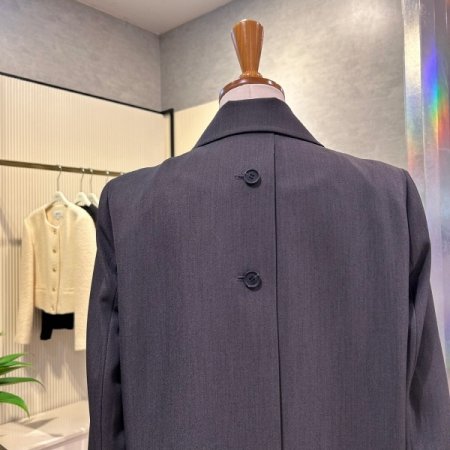 롤업 레터링 소매 백 트임 자켓