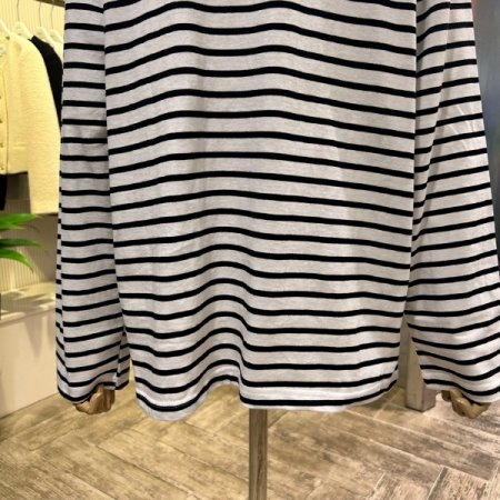 라운드 스트라이프 티셔츠