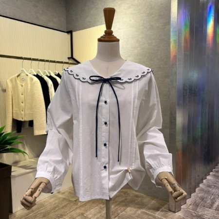 자수 배색 세일러 카라 블라우스