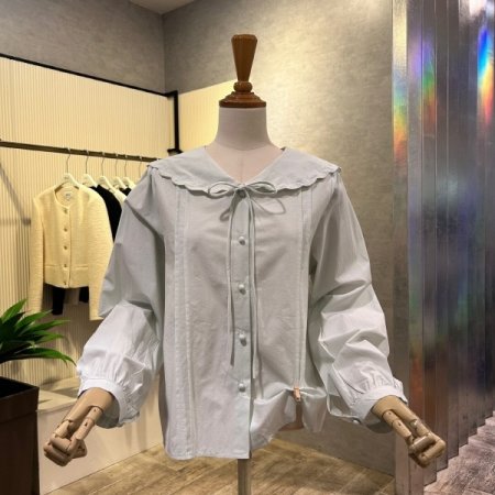 자수 배색 세일러 카라 블라우스