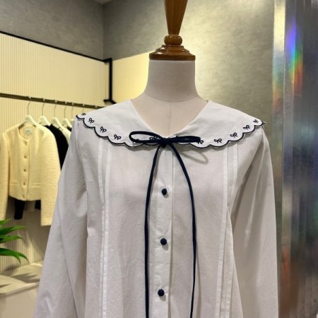 자수 배색 세일러 카라 블라우스