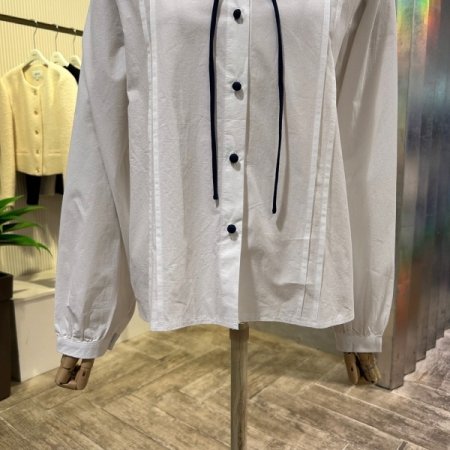 자수 배색 세일러 카라 블라우스