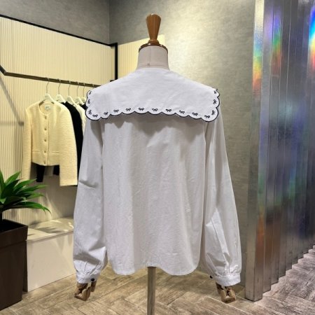 자수 배색 세일러 카라 블라우스