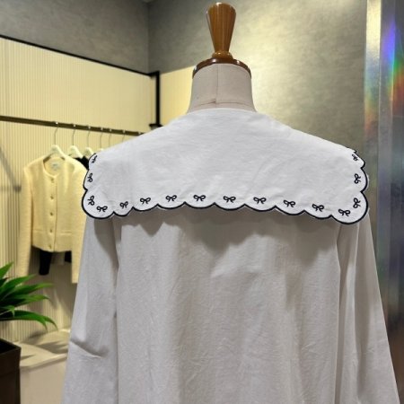 자수 배색 세일러 카라 블라우스