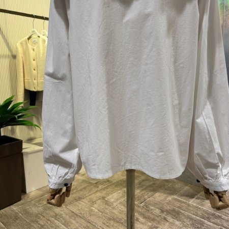 자수 배색 세일러 카라 블라우스