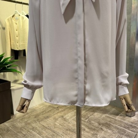 타이 단추 블라우스