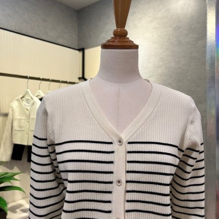 단추 배색 라인 가디건