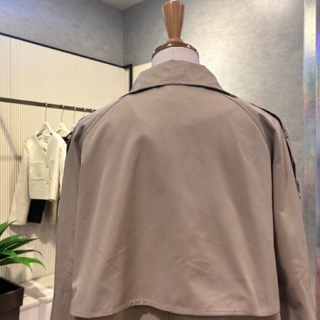 더블 단추 숏 트렌치 코트