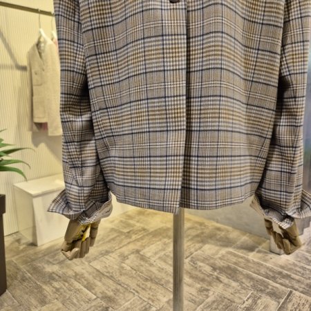 롤업 레터링 소매 체크 자켓