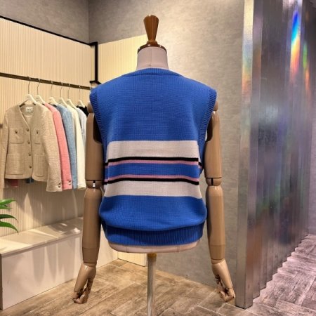 배색 라인 라운드 베스트 니트