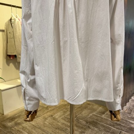 자수 웨이브 이중 카라 블라우스